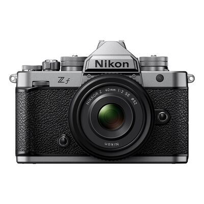 Nikon Z f + Nikkor Z 40mm f/2.0 SE plata Nikon Z f + Nikkor Z 40mm f/2.0 SE plata