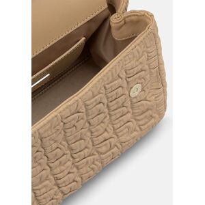 Alma en Pena Bolso de mano de piel efecto relieve con correa bandolera ajustable y solapa con botón imantado. Arena mujer Alma en Pena Bolso de mano de piel efecto relieve con correa bandolera ajustable y solapa con botón imantado. Arena mujer