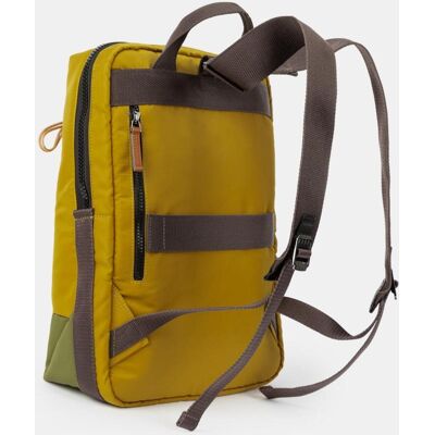 Scharlau Mochila de mujer de nylon reciclado y repelente al agua. Mostaza mujer Scharlau Mochila de mujer de nylon reciclado y repelente al agua. Mostaza mujer