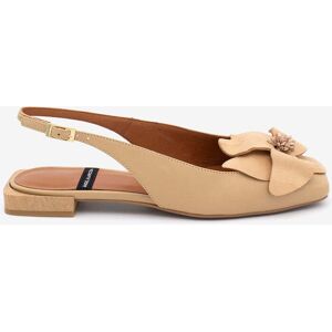 Ángel Alarcón Slipper de mujer con tacón plano, de punta cuadrada con flor de adorno de Piel grano suave, ROSINA. (37) Camel mujer Ángel Alarcón Slipper de mujer con tacón plano, de punta cuadrada con flor de adorno de Piel grano suave, ROSINA. (37) Camel mujer