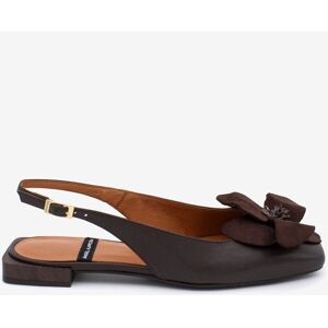 Ángel Alarcón Slipper de mujer con tacón plano, de punta cuadrada con flor de adorno de Piel grano suave, ROSINA. (40) Marrón oscuro mujer Ángel Alarcón Slipper de mujer con tacón plano, de punta cuadrada con flor de adorno de Piel grano suave, ROSINA. (40) Marrón oscuro mujer
