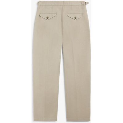Scalpers - Chino de hombre con pinzas y ajustadores laterales en la cintura. Camel 44 Scalpers - Chino de hombre con pinzas y ajustadores laterales en la cintura. Camel 44