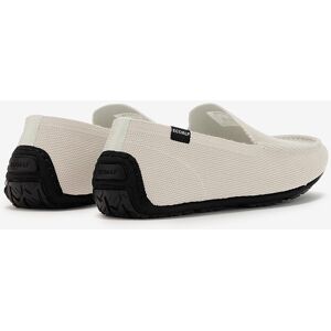 Ecoalf - Mocasines de hombre con refuerzo en talón y discreto logotipo lateral. Arena 44 Ecoalf - Mocasines de hombre con refuerzo en talón y discreto logotipo lateral. Arena 44
