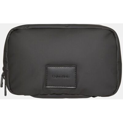Calvin Klein - Neceser de hombre con logo frontal. Negro Calvin Klein - Neceser de hombre con logo frontal. Negro