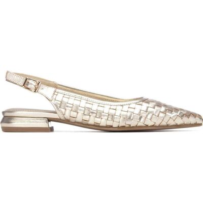 CARMELA Zapato Destalonado Con Textura Trenzada 163176 Oro Talla 36 CARMELA Zapato Destalonado Con Textura Trenzada 163176 Oro Talla 36
