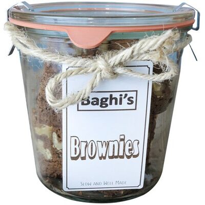 Baghi's Brownie de chocolate negro bio con nueces . Baghi's Brownie de chocolate negro bio con nueces .