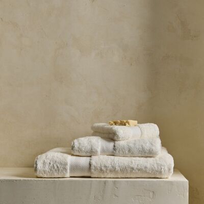 El Corte Inglés Toalla de baño algodón 700 gr-m2 Supima 25. (Ducha) Crudo El Corte Inglés Toalla de baño algodón 700 gr-m2 Supima 25. (Ducha) Crudo