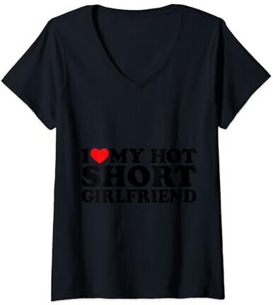 Funny Gifts For Her I Love My Hot Short Girlfriend Mujer Camisa corta de novia con texto en inglés «Me encanta mi sexy novia corta» Camiseta Cuello V