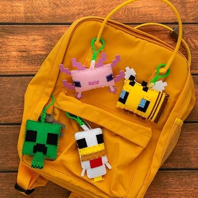 Paladone Kit Deluxe para colgantes de fieltro Minecraft – Kit creativo con colgantes Creeper, Abeja, Pollo y Axolotl – Incluye piezas de fieltro, hilo y cierres Paladone Kit Deluxe para colgantes de fieltro Minecraft – Kit creativo con colgantes Creeper, Abeja, Pollo y Axolotl – Incluye piezas de fieltro, hilo y cierres