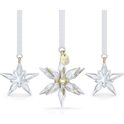 Swarovski Set de Decoraciones 3D Annual Edition 2025, con una Estrella en Cristal y 2 Little Star, en Total 773 Facetas, suspendidas de Cintas de Grosgrain Blancas con Detalles en Tono Dorado Swarovski Set de Decoraciones 3D Annual Edition 2025, con una Estrella en Cristal y 2 Little Star, en Total 773 Facetas, suspendidas de Cintas de Grosgrain Blancas con Detalles en Tono Dorado