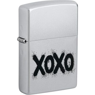Zippo Encendedor a Prueba de Viento Model XOXO Acabado Cromo Satinado con Color Image Recargable Reutilizable Diseño a Prueba de Viento Caja de Regalo Hecho en EEUU Zippo Encendedor a Prueba de Viento Model XOXO Acabado Cromo Satinado con Color Image Recargable Reutilizable Diseño a Prueba de Viento Caja de Regalo Hecho en EEUU