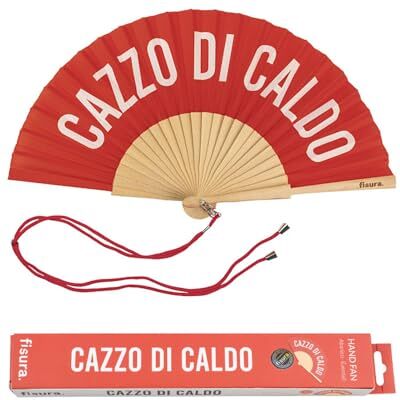 Fisura – Abanico Original con Mensaje “c*zzo di Caldo”. Madero Moderno y Gracioso. Rojo y Blanco. Cuelga Abanico. 42,5 x 23 cm. Fisura – Abanico Original con Mensaje “c*zzo di Caldo”. Madero Moderno y Gracioso. Rojo y Blanco. Cuelga Abanico. 42,5 x 23 cm.
