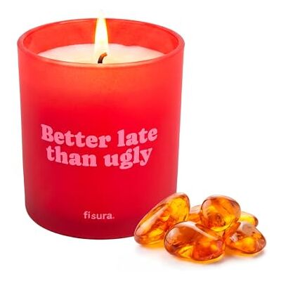 Fisura – Vela aromática original “Better late than ugly” en vaso. Vela de soja con aroma esencia de mito de ámbar. Con caja de regalo. 40 horas de duración. 470 gramos. Regalo original. Fisura – Vela aromática original “Better late than ugly” en vaso. Vela de soja con aroma esencia de mito de ámbar. Con caja de regalo. 40 horas de duración. 470 gramos. Regalo original.