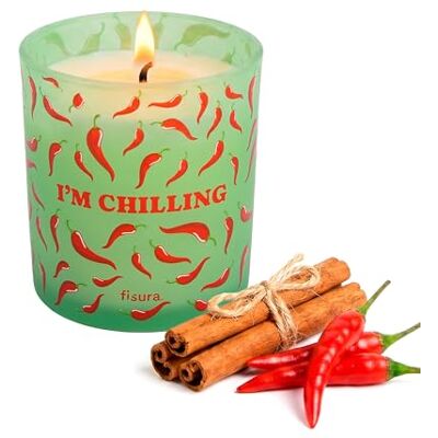Fisura – Vela aromática original “I’m chilling” en vaso. Vela de soja con aroma esencia de canela y guindilla. Con caja de regalo. 40 horas de duración. 470 gramos. Regalo original. Fisura – Vela aromática original “I’m chilling” en vaso. Vela de soja con aroma esencia de canela y guindilla. Con caja de regalo. 40 horas de duración. 470 gramos. Regalo original.
