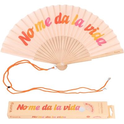 Fisura – Abanico original con mensaje “no me da la vida”. Abanico de madera moderno y colorido. Ventilador de mano naranja. Colgador incluido. Medidas: 42,5 x 23 cm Fisura – Abanico original con mensaje “no me da la vida”. Abanico de madera moderno y colorido. Ventilador de mano naranja. Colgador incluido. Medidas: 42,5 x 23 cm