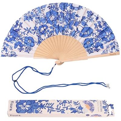 Fisura – Abanico original con estampado flores azules. Abanico de madera moderno y colorido. Ventilador de mano azul y blanco. Colgador incluido. Medidas: 42,5 x 23 cm Fisura – Abanico original con estampado flores azules. Abanico de madera moderno y colorido. Ventilador de mano azul y blanco. Colgador incluido. Medidas: 42,5 x 23 cm