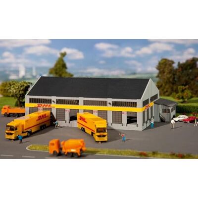 Faller Centro logístico DHL con Figuras Calibre N Faller Centro logístico DHL con Figuras Calibre N