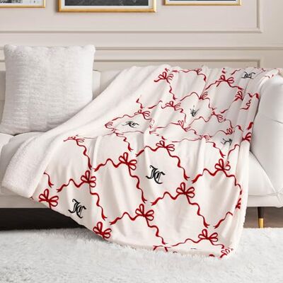 Juicy Couture Colcha Reversible de Felpa de Sherpa 127 x 152 cm, Rojo Hermoso Lazo a Cuadros Juicy Couture Colcha Reversible de Felpa de Sherpa 127 x 152 cm, Rojo Hermoso Lazo a Cuadros