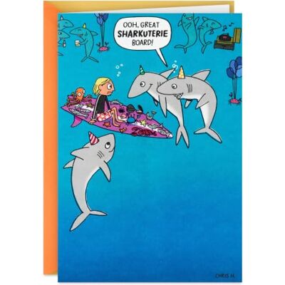 Hallmark Shoebox Divertida tarjeta de cumpleaños de tiburón (Sharkuterie Board) para amigos, compañeros de trabajo, surfistas Hallmark Shoebox Divertida tarjeta de cumpleaños de tiburón (Sharkuterie Board) para amigos, compañeros de trabajo, surfistas