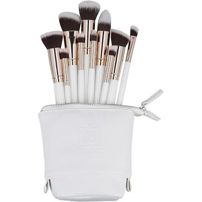 ILU presenta un práctico Set de 10 Brochas Kabuki Sintéticas, perfectas para aplicar maquillaje en el rostro y rubor de manera precisa y con un excelente acabado. Este set incluye un organizador. ILU presenta un práctico Set de 10 Brochas Kabuki Sintéticas, perfectas para aplicar maquillaje en el rostro y rubor de manera precisa y con un excelente acabado. Este set incluye un organizador.