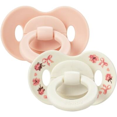 Elodie Details Binky Bundle Schnuller 2er-Pack – Symmetrisch Silikon, Konkaves Saugerschild, Belüftungslöcher, Bio-Zirkuläres PP, BPA-frei, EN 1400, 3+ Monate, Petit River Rose Elodie Details Binky Bundle Schnuller 2er-Pack – Symmetrisch Silikon, Konkaves Saugerschild, Belüftungslöcher, Bio-Zirkuläres PP, BPA-frei, EN 1400, 3+ Monate, Petit River Rose