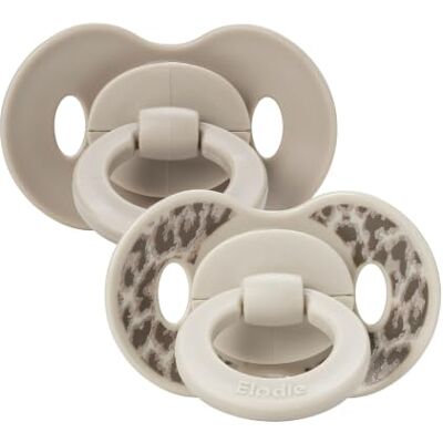 Elodie Details Binky Bundle Schnuller 2er-Pack – Symmetrisch Silikon, Konkaves Saugerschild, Belüftungslöcher, Bio-Zirkuläres PP, BPA-frei, EN 1400, 3+ Monate, Le Leopard Elodie Details Binky Bundle Schnuller 2er-Pack – Symmetrisch Silikon, Konkaves Saugerschild, Belüftungslöcher, Bio-Zirkuläres PP, BPA-frei, EN 1400, 3+ Monate, Le Leopard