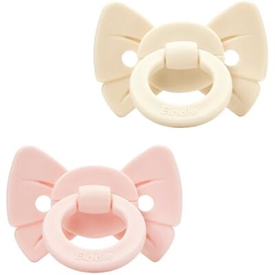 Elodie Details Binky Bow Pack 2 Chupetes Bebé, Tetina Fisiológica Simétrica de Silicona Suave, Chupete Ortodóntico Sin BPA, 3+ Meses, Blanco/Rosa Elodie Details Binky Bow Pack 2 Chupetes Bebé, Tetina Fisiológica Simétrica de Silicona Suave, Chupete Ortodóntico Sin BPA, 3+ Meses, Blanco/Rosa