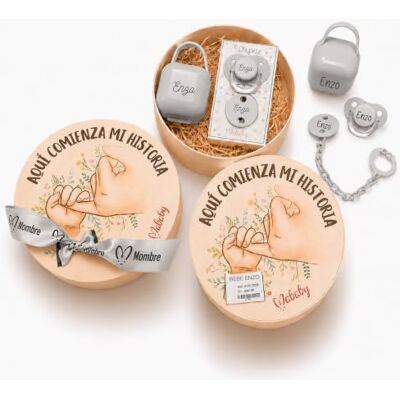 Mababyshop Set Chupete Personalizado con Pinza y Portachupete (Gris) Set regalo recién nacido con caja de madera personalizada, lazo con nombre y tetina anatómica Mababyshop Set Chupete Personalizado con Pinza y Portachupete (Gris) Set regalo recién nacido con caja de madera personalizada, lazo con nombre y tetina anatómica