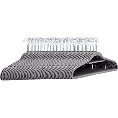 Amazon Basics Perchas de terciopelo para trajes con gancio per cravatte, Paquete de 50, Gris Oscuro Amazon Basics Perchas de terciopelo para trajes con gancio per cravatte, Paquete de 50, Gris Oscuro