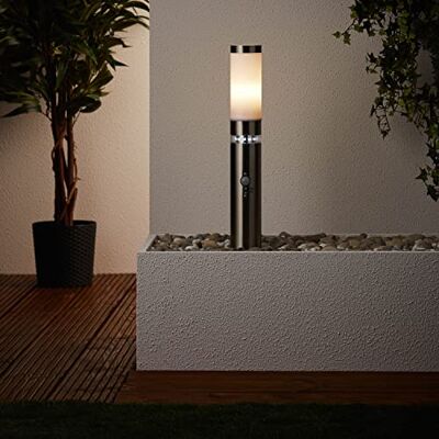 Brilliant Lámpara LED de zócalo en acero inoxidable – Lámpara exterior con detector de movimiento ajustable e interruptor crepuscular para luz decorativa LED – Lámpara de bolardo a prueba de Brilliant Lámpara LED de zócalo en acero inoxidable – Lámpara exterior con detector de movimiento ajustable e interruptor crepuscular para luz decorativa LED – Lámpara de bolardo a prueba de