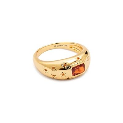 SINGULARU Anillo Mujer Charlotte Naranja Baño Oro Latón con baño de oro de 18kt aporta elegancia con una pieza central naranja y circonitas. Tallas de la 10 a la 18. SINGULARU Anillo Mujer Charlotte Naranja Baño Oro Latón con baño de oro de 18kt aporta elegancia con una pieza central naranja y circonitas. Tallas de la 10 a la 18.