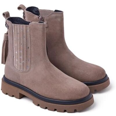 GIOSEPPO , Modelo SARTELL,Botas tipo chelsea de piel serraje con estrellas metalizadas y adorno de borlas. Suela tipo track 3cm. Plantilla acolchada, elástico en el lateral y cierre cremallera. GIOSEPPO , Modelo SARTELL,Botas tipo chelsea de piel serraje con estrellas metalizadas y adorno de borlas. Suela tipo track 3cm. Plantilla acolchada, elástico en el lateral y cierre cremallera.