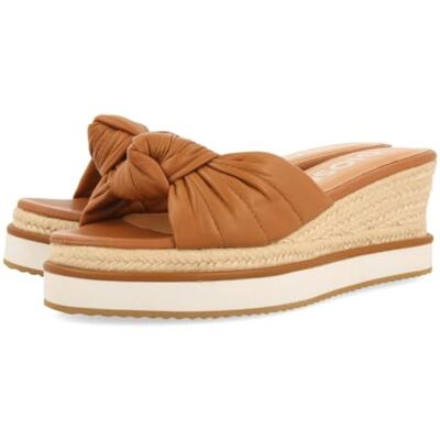 GIOSEPPO Sandalias Tipo Pala Color Cuero con Detalle DE Nudo Y CUÑA para Mujer CAKRAN GIOSEPPO Sandalias Tipo Pala Color Cuero con Detalle DE Nudo Y CUÑA para Mujer CAKRAN