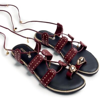 GIOSEPPO MARSABIT Sandalias Planas de Piel con Abalorios, Tachas y Detalle Metalizado en Oro, Anillo con Joya, Planta Acolchada, Tiras Ajustables, Color Burdeos, Talla 37 GIOSEPPO MARSABIT Sandalias Planas de Piel con Abalorios, Tachas y Detalle Metalizado en Oro, Anillo con Joya, Planta Acolchada, Tiras Ajustables, Color Burdeos, Talla 37