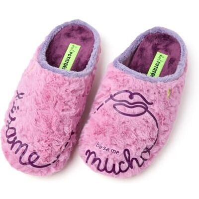 HOT POTATOES , Modelo RUTLEDGE, Pantuflas estilo Babucha de pelo con frase "Bésame mucho". Zapatillas de estar por casa Mujer. Plantilla de pelo, acolchada y extraíble. Suela de EVA reciclada flexible HOT POTATOES , Modelo RUTLEDGE, Pantuflas estilo Babucha de pelo con frase "Bésame mucho". Zapatillas de estar por casa Mujer. Plantilla de pelo, acolchada y extraíble. Suela de EVA reciclada flexible