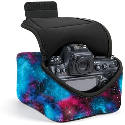USA Gear Funda Camara DSLR/SLR Medianas, Estuche Neopreno Acolchado, Compatible Sony A7 V, Canon EOS R6 Mark II, Nikon Z 6III y mas, Bolsillo Accesorios con Cremallera, Trabilla Cinturon (Galaxia) USA Gear Funda Camara DSLR/SLR Medianas, Estuche Neopreno Acolchado, Compatible Sony A7 V, Canon EOS R6 Mark II, Nikon Z 6III y mas, Bolsillo Accesorios con Cremallera, Trabilla Cinturon (Galaxia)