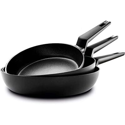 Castey Juego de Sartenes de Titanium, Medidas 24, 26 y 28 cm, Antiadherente, Sin PFOA, Reforzado con Partículas de Titanio, Mango Ergonómico, Apto para Todas las Cocinas Castey Juego de Sartenes de Titanium, Medidas 24, 26 y 28 cm, Antiadherente, Sin PFOA, Reforzado con Partículas de Titanio, Mango Ergonómico, Apto para Todas las Cocinas