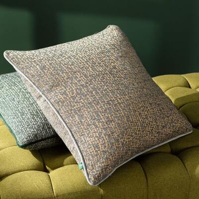furn. Cojín con Relleno Rico en Plumas y Ribetes de Jacquard Cirro de Wylder furn. Cojín con Relleno Rico en Plumas y Ribetes de Jacquard Cirro de Wylder