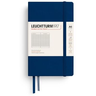 LEUCHTTURM1917 Cuaderno Pocket A6, Tapa dura, Azul marino, Cuadriculado 187 páginas numeradas, índice, 2 marcapáginas, bolsillo expansible, libre de ácido LEUCHTTURM1917 Cuaderno Pocket A6, Tapa dura, Azul marino, Cuadriculado 187 páginas numeradas, índice, 2 marcapáginas, bolsillo expansible, libre de ácido