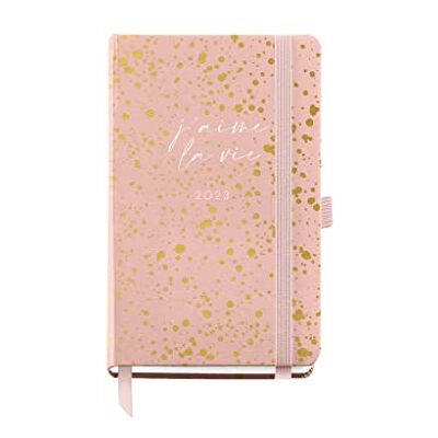 Miquelrius Agenda anual 2023, Día Página, Cubierta rígida, Encuadernación cosida, Catalán, Inglés y Portugués, Color J aime la vie, Tamaño Passport 90 x 140 mm Miquelrius Agenda anual 2023, Día Página, Cubierta rígida, Encuadernación cosida, Catalán, Inglés y Portugués, Color J aime la vie, Tamaño Passport 90 x 140 mm