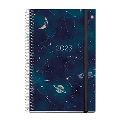 Miquelrius Agenda anual 2023, Día Página, Cubierta rígida, Encuadernación espiral, Español, Inglés y Portugués, Color Estelar, Tamaño Activa 117 x 182 mm Miquelrius Agenda anual 2023, Día Página, Cubierta rígida, Encuadernación espiral, Español, Inglés y Portugués, Color Estelar, Tamaño Activa 117 x 182 mm