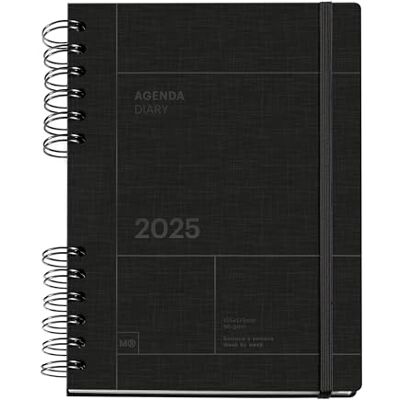 Miquelrius Agenda 2025, Tamaño 155 x 213 mm, Agenda semana vista, Cubierta cartón forrado, Papel sostenible 100 g/m², Cierre goma, Español, Inglés y Portugués, Negro Miquelrius Agenda 2025, Tamaño 155 x 213 mm, Agenda semana vista, Cubierta cartón forrado, Papel sostenible 100 g/m², Cierre goma, Español, Inglés y Portugués, Negro