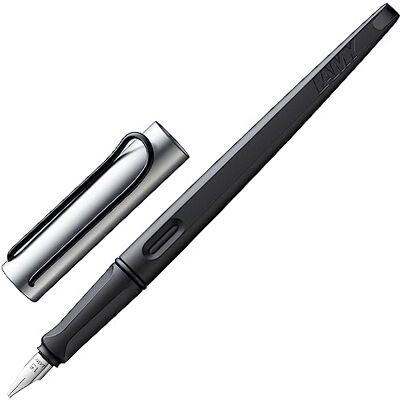 Lamy joy AL pluma caligráfica con empuñadura ergonómica y plumín de acero pulido de 1,1 mm Pluma caligráfica con plumín caligráfico cartucho de tinta T 10 blue incl. Lamy joy AL pluma caligráfica con empuñadura ergonómica y plumín de acero pulido de 1,1 mm Pluma caligráfica con plumín caligráfico cartucho de tinta T 10 blue incl.