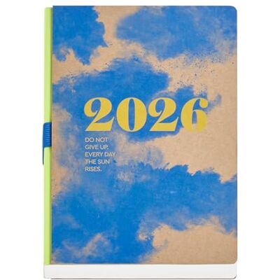 Miquelrius Agenda 2026 día por página, Similar A5+ (155 x 213 mm), Planificación diaria, Cubierta kraft natural con serigrafía, Encuadernación artesanal, Papel marfil 100 g/m², Español-EN-PT, Nubes Miquelrius Agenda 2026 día por página, Similar A5+ (155 x 213 mm), Planificación diaria, Cubierta kraft natural con serigrafía, Encuadernación artesanal, Papel marfil 100 g/m², Español-EN-PT, Nubes