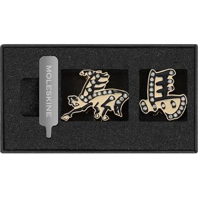 Moleskine Pin Año del Caballo Set de Pins Negro con Acabado Dorado para Cuadernos y Agendas, Accesorios Decorativos e Idea de Regalo Moleskine Pin Año del Caballo Set de Pins Negro con Acabado Dorado para Cuadernos y Agendas, Accesorios Decorativos e Idea de Regalo