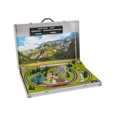 NOCH Terreno prefabricado Bolzano – Modelo de ferrocarril en maletín de Aluminio – Terreno Completamente diseñado con Edificios Cortados con láser, Dos circuitos e iluminación, 80 x 55 cm NOCH Terreno prefabricado Bolzano – Modelo de ferrocarril en maletín de Aluminio – Terreno Completamente diseñado con Edificios Cortados con láser, Dos circuitos e iluminación, 80 x 55 cm