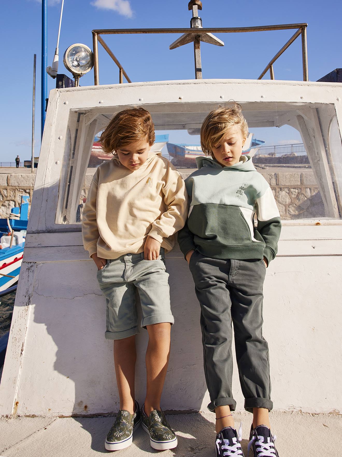 VERTBAUDET Bermudas niño verde claro liso con motivos