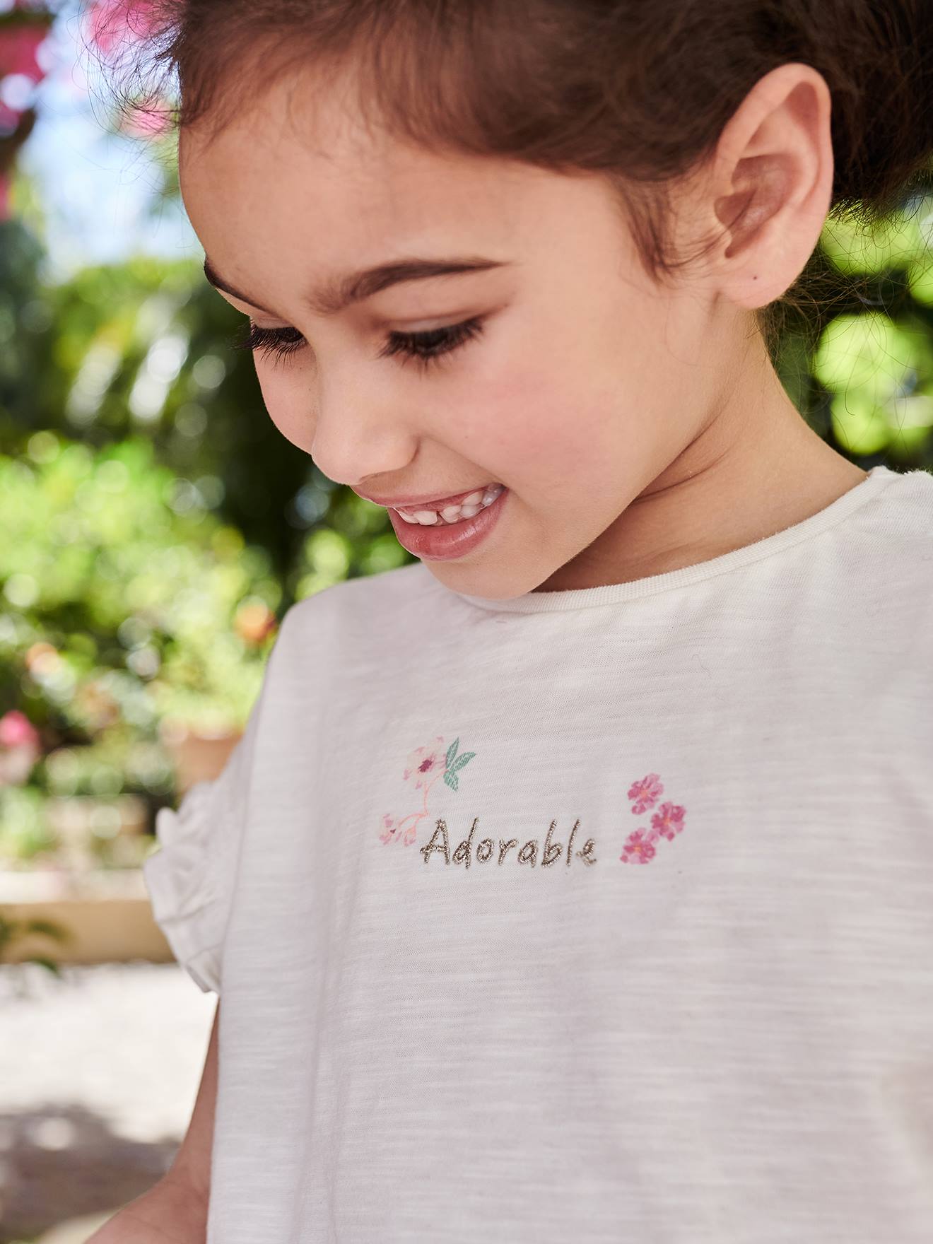 VERTBAUDET Camiseta con bordado «adorable» y manga corta con smocks para niña crudo