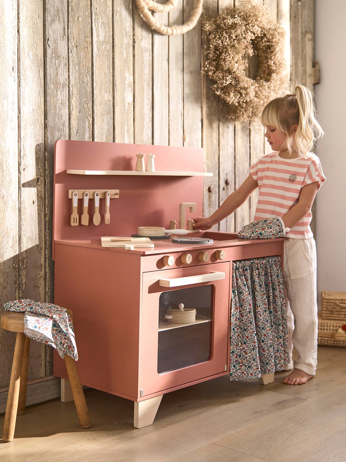 VERTBAUDET Cocinita equipada con cortina de madera FSC® rosa frambuesa