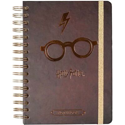 Harry Potter A5-kovakantinen kierremuistilehtiö lasikuvioinnilla ja kuminauhakiinnityksellä Harry Potter A5-kovakantinen kierremuistilehtiö lasikuvioinnilla ja kuminauhakiinnityksellä